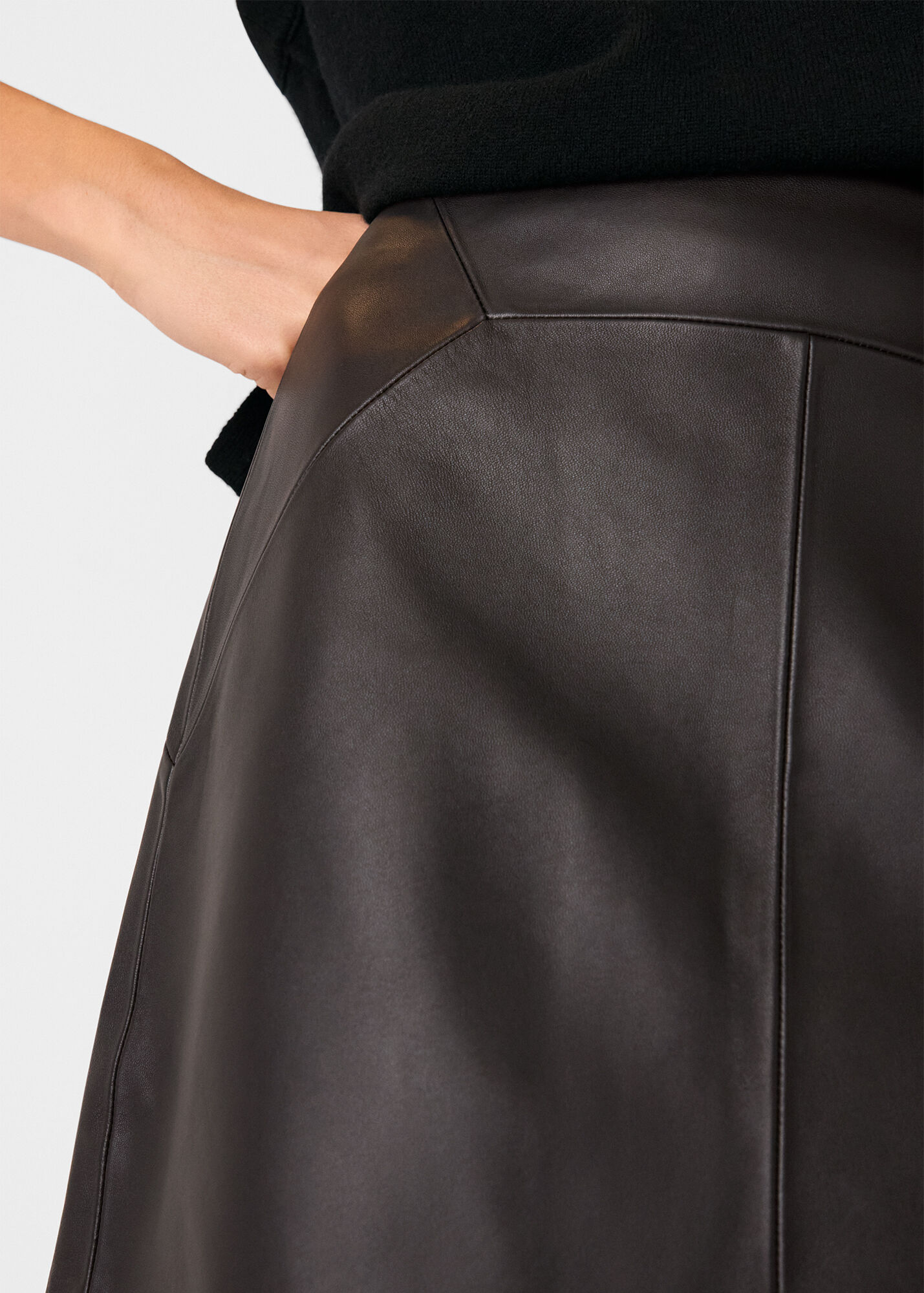 V LINE SKIRT IN BLACK LEATHER