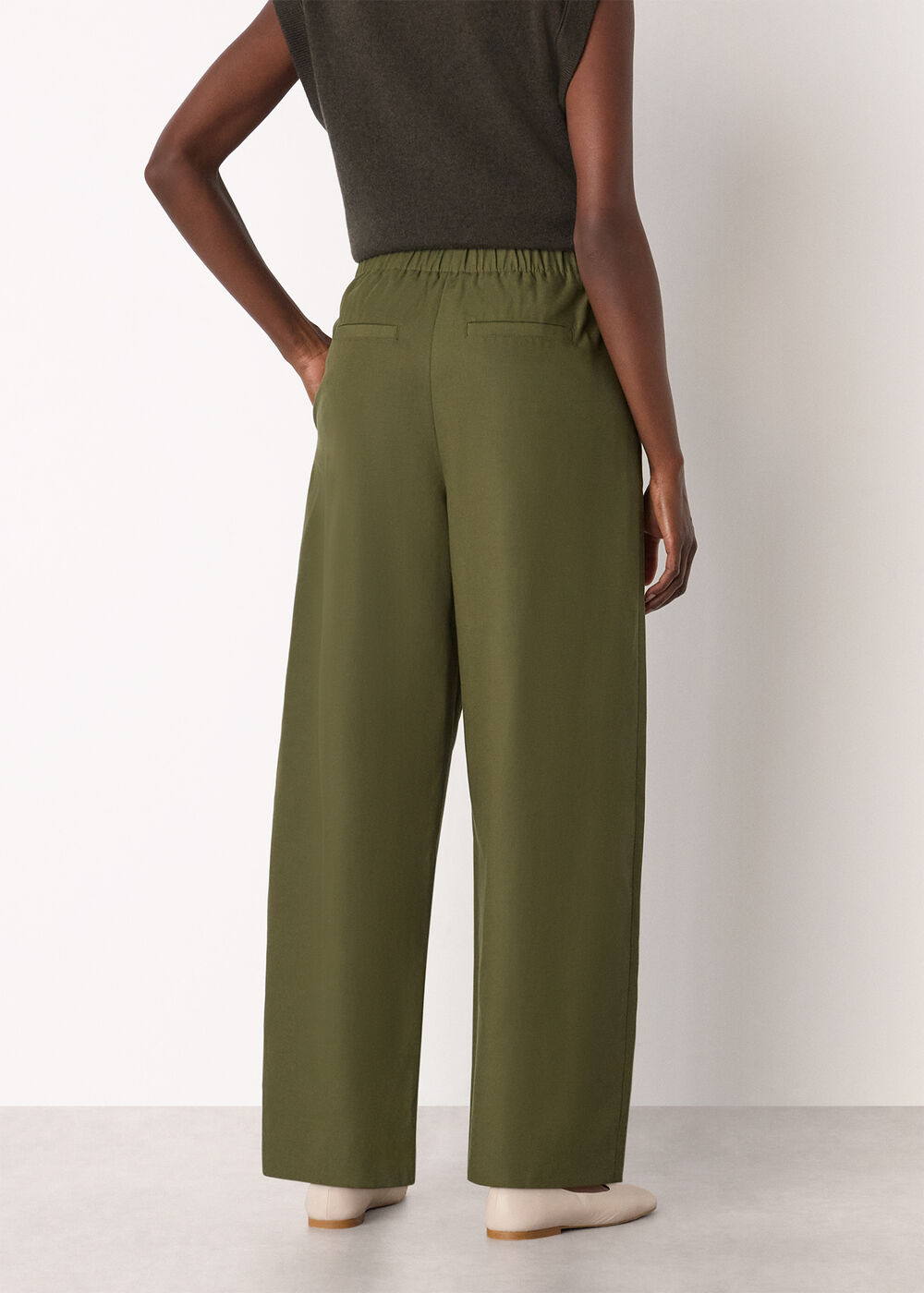 Pleat Front Barrel Trouser