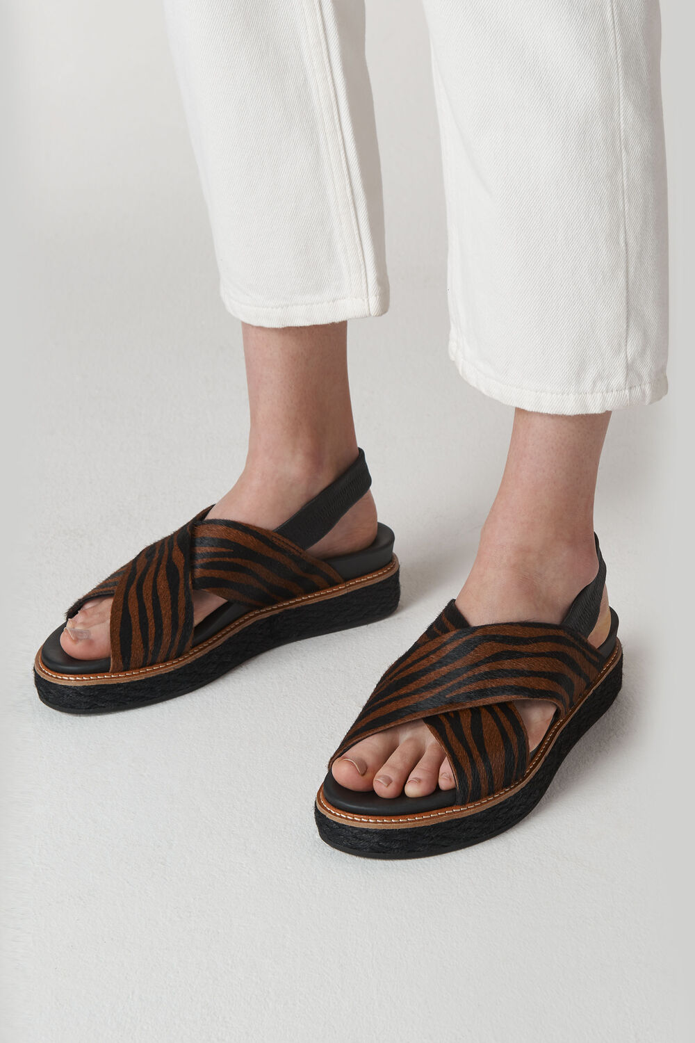 Robyn Tiger Cross Strap Sandal Brown/Multi