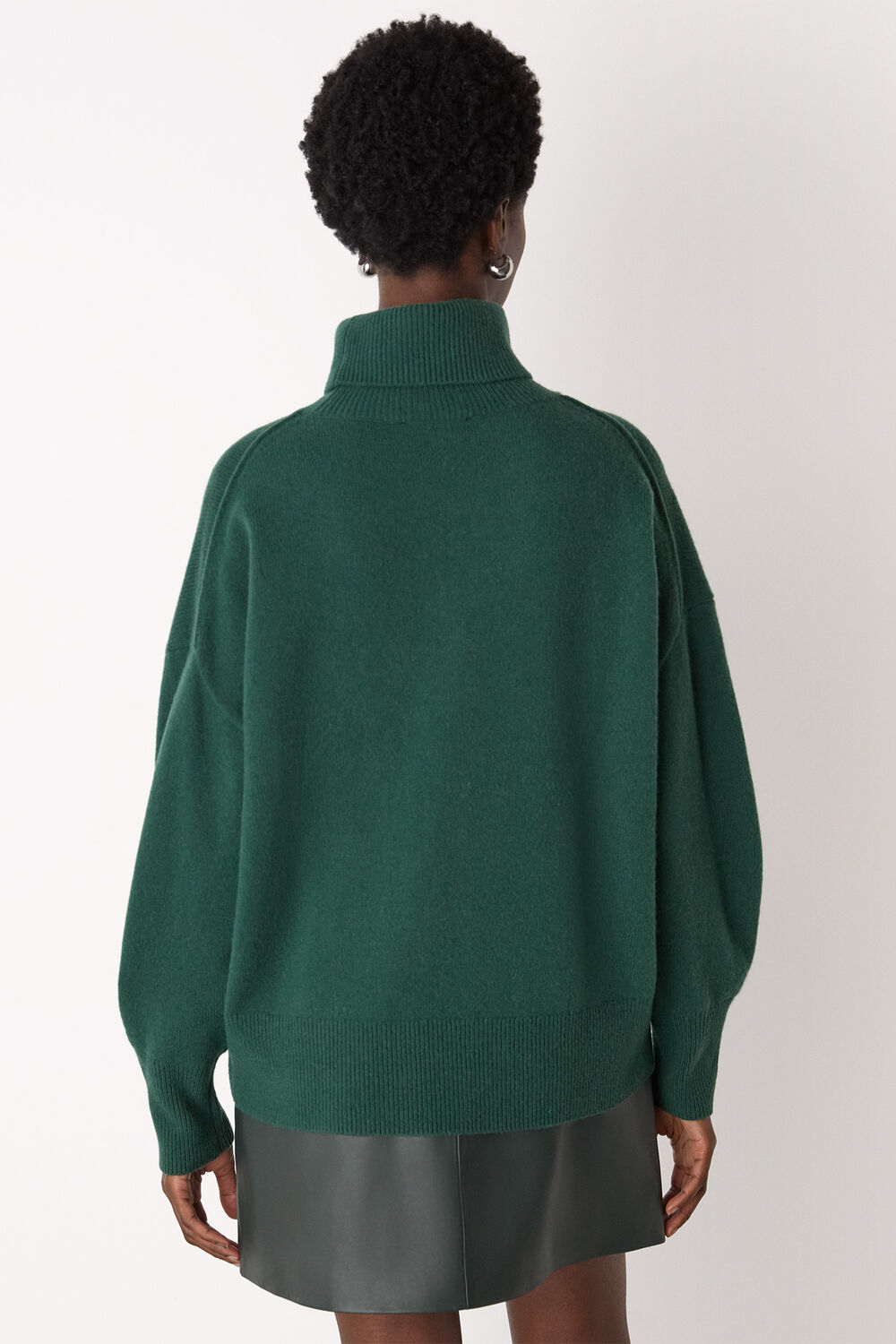 Wool Roll Curved Hem Knit