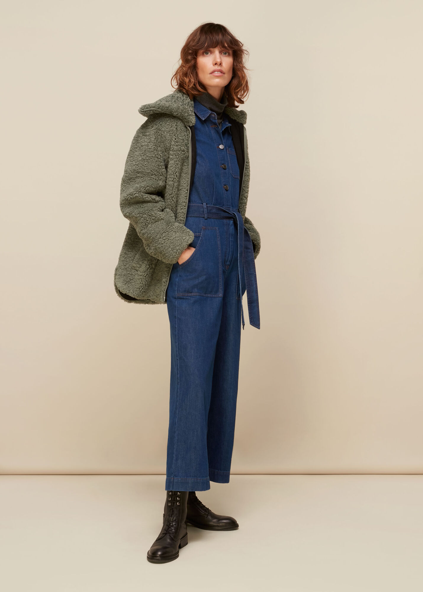 Do you ever dread getting dressed in anything other than lounge wear? Or perhaps you love getting dressed up, but you've gotten how to do it, and you lost total confidence. In this article I want to give you 7 style tips for each day of the week, where you can look stylish and feel comfortable (and guess what, they all include denim)!