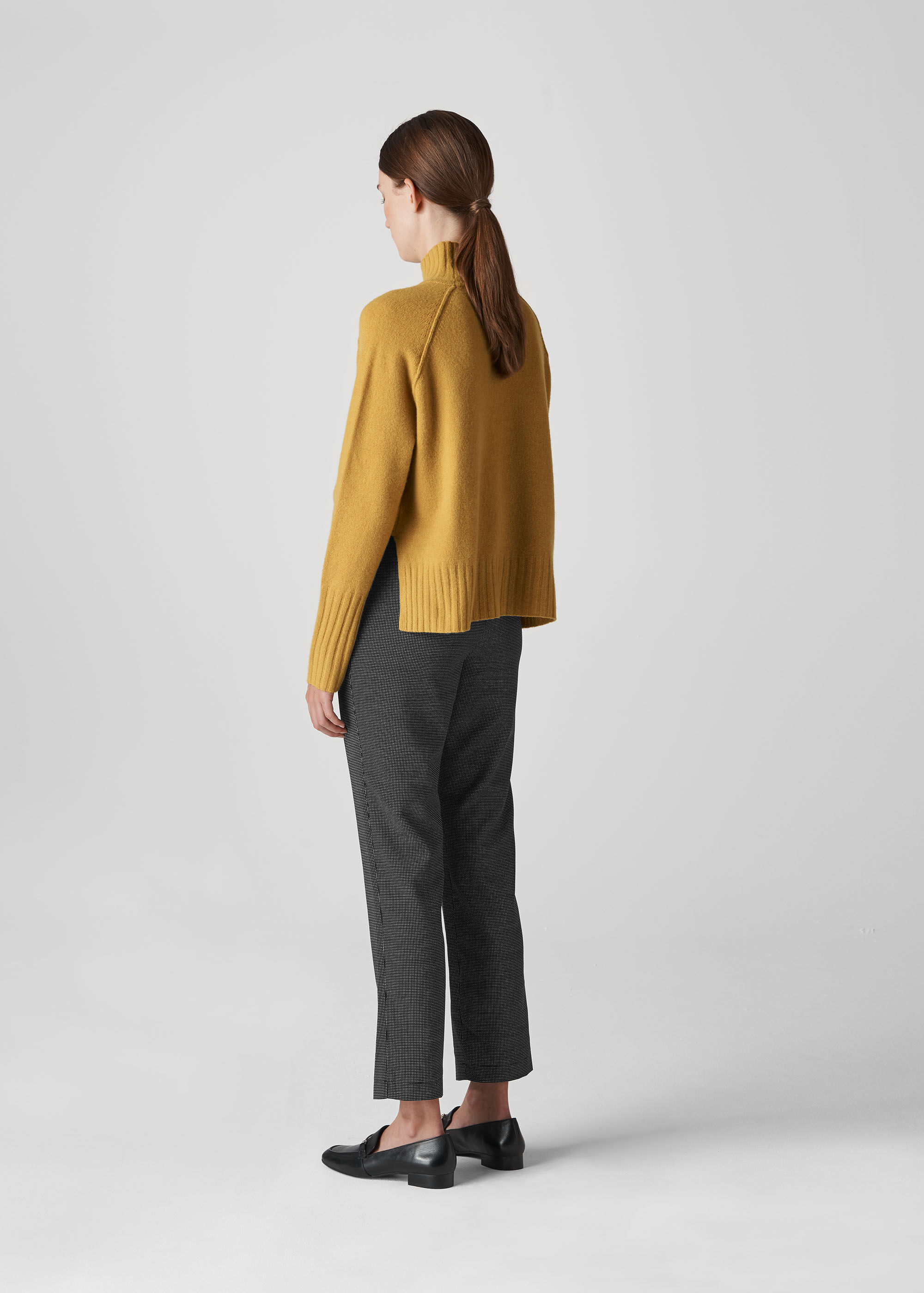 white skinny leg trousers