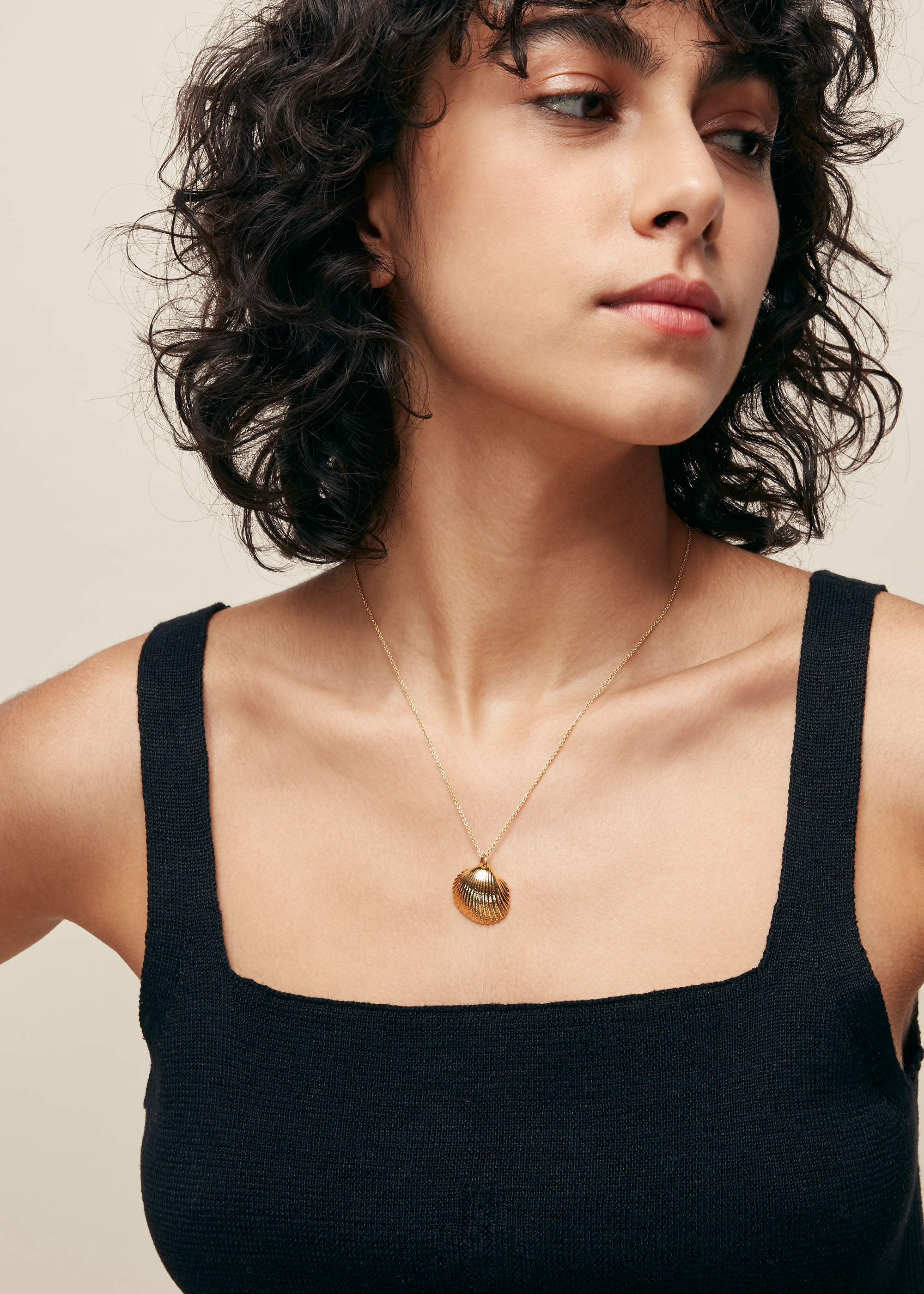 Gold/Multi Ribbed Shell Pendant 