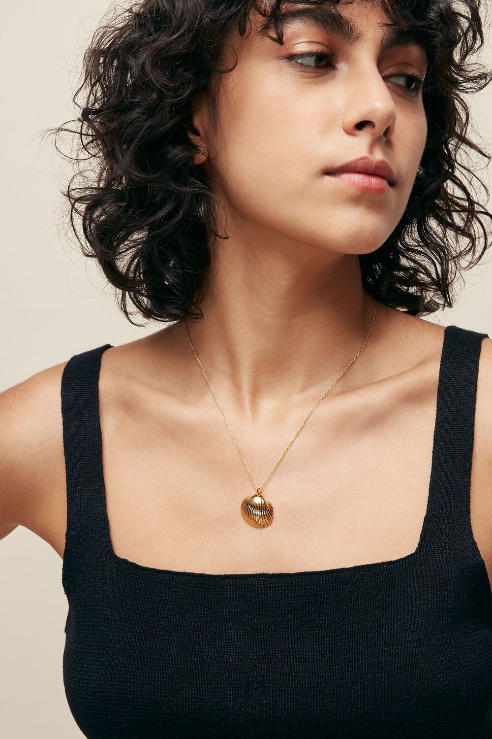 Ribbed Shell Pendant Necklace
