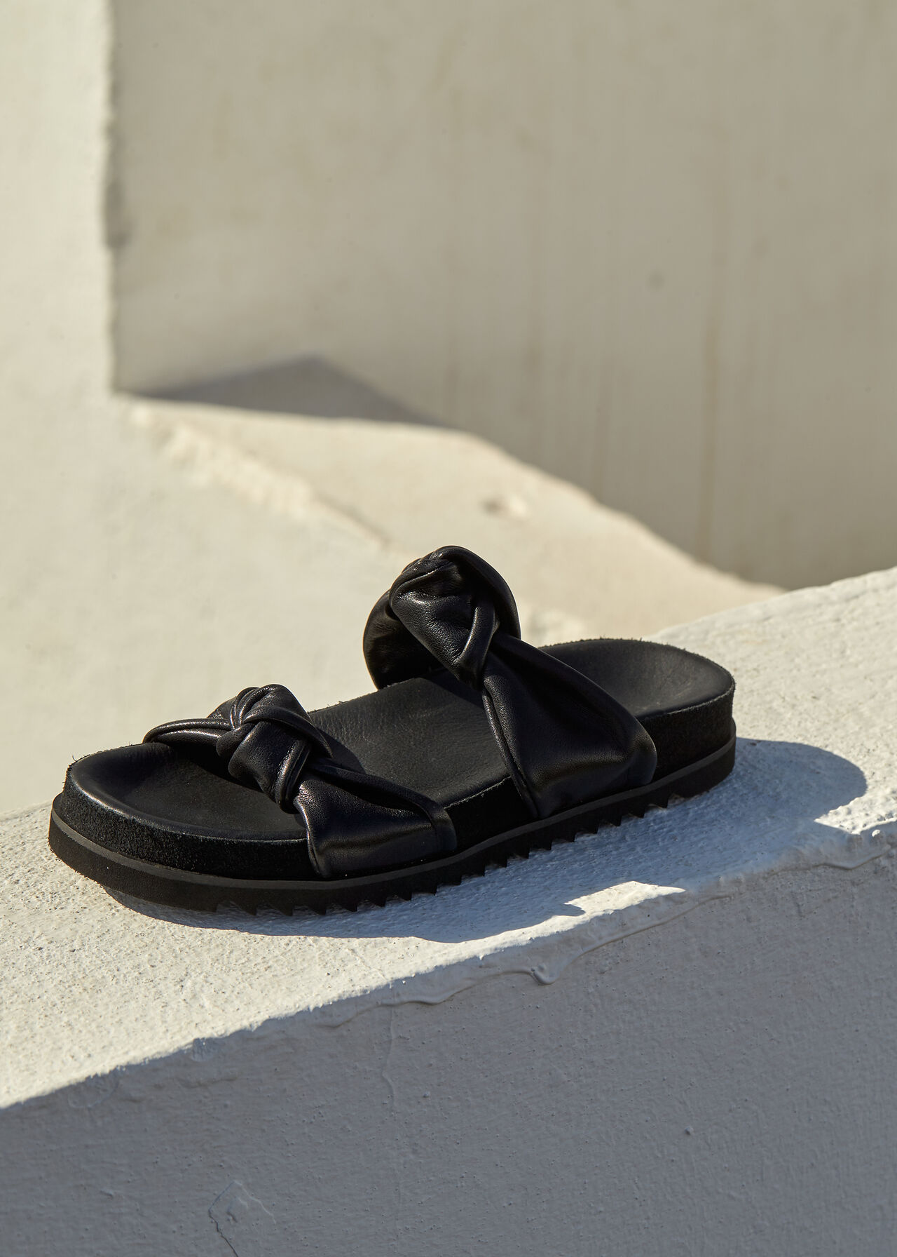 Amira Soft Knotted Slider Black