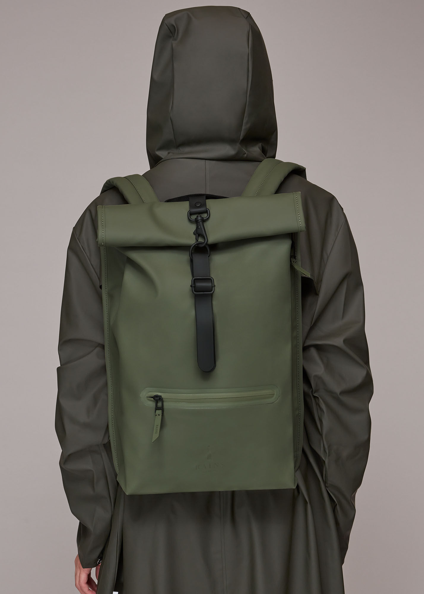 Rains rolltop sales rucksack green