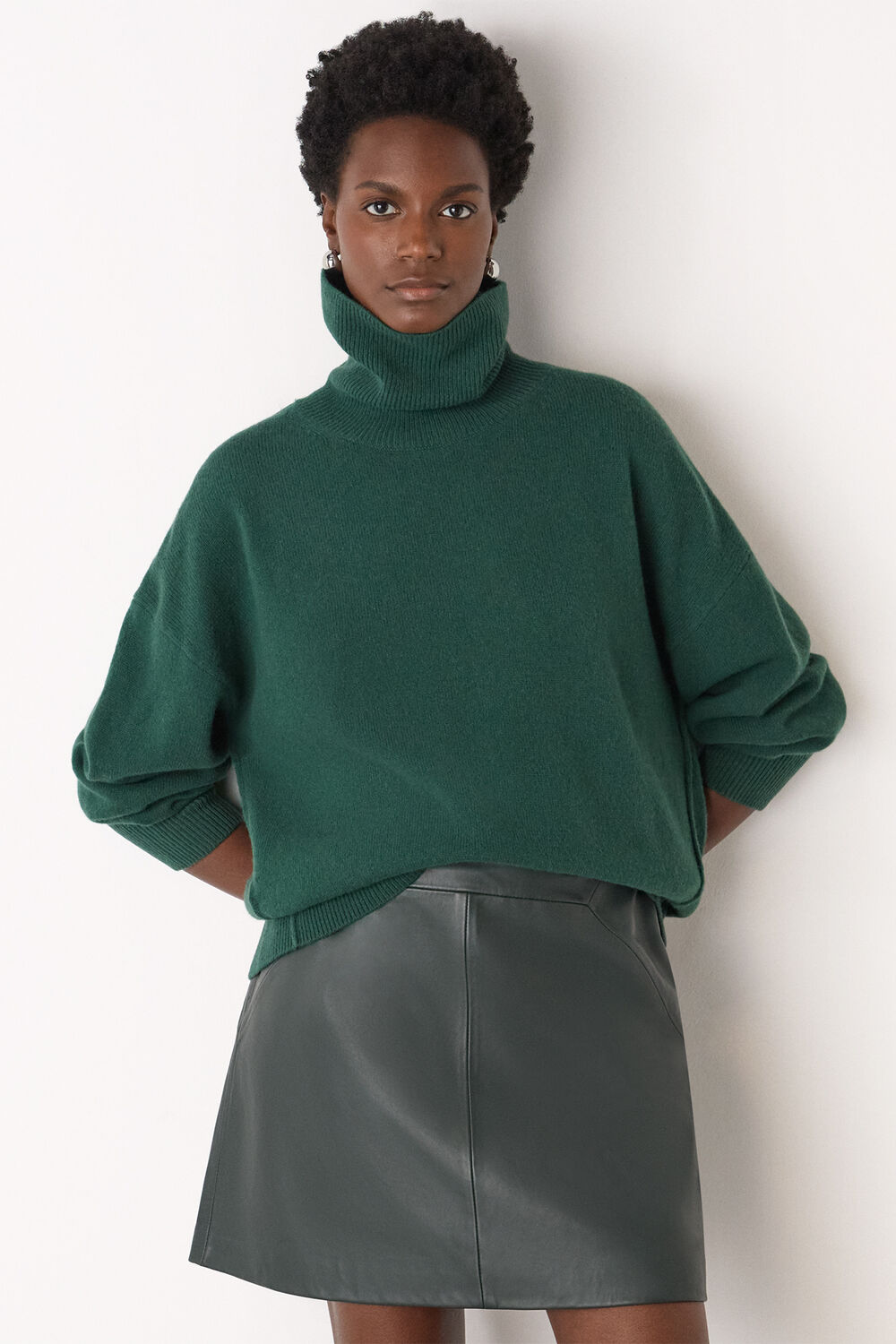 Wool Roll Curved Hem Knit