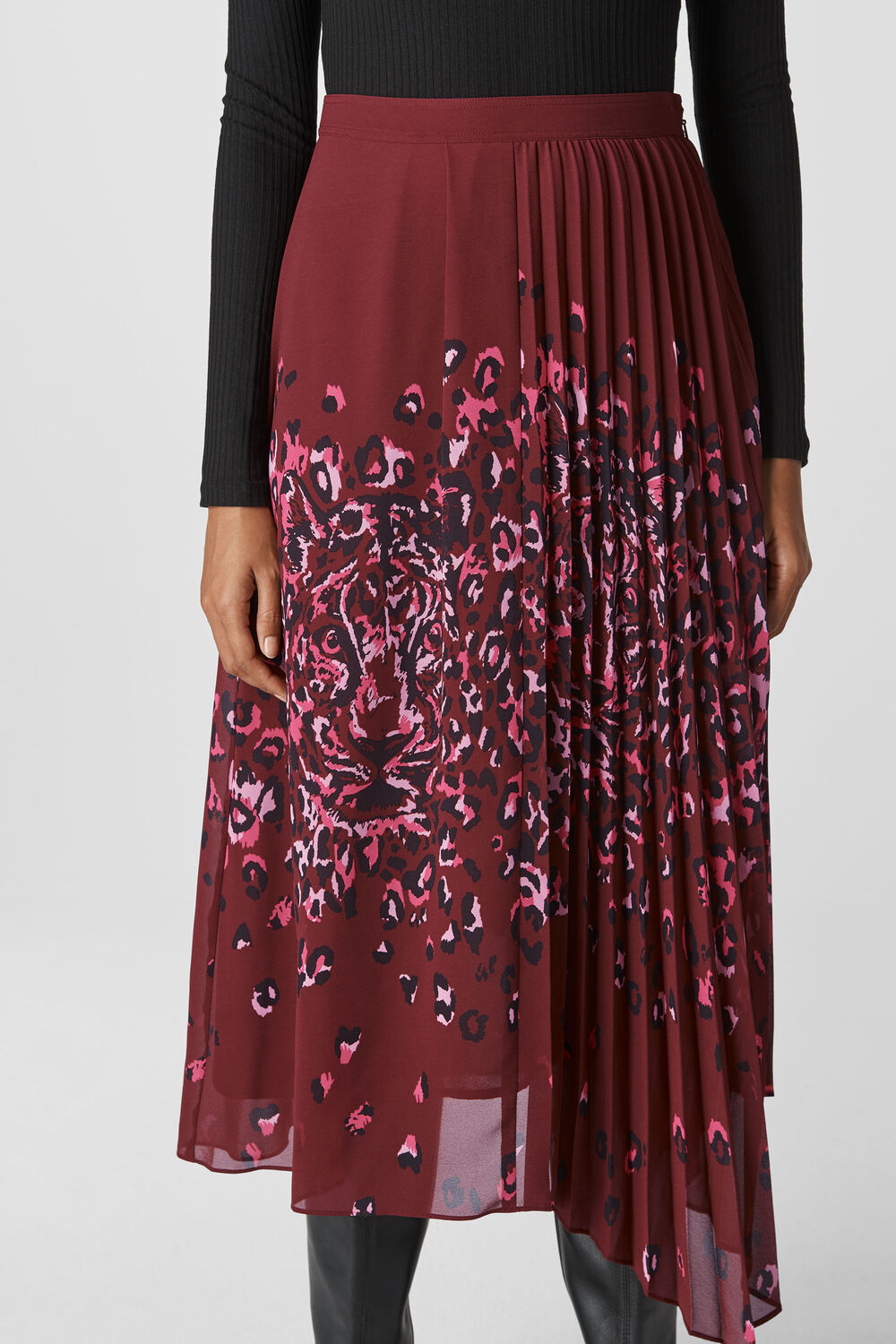 Leo Print Pleated Skirt Burgundy