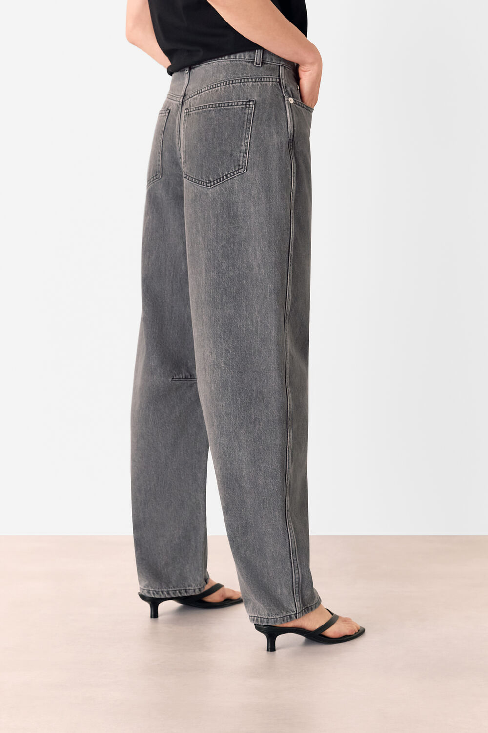 Horseshoe Barrel Leg Jean