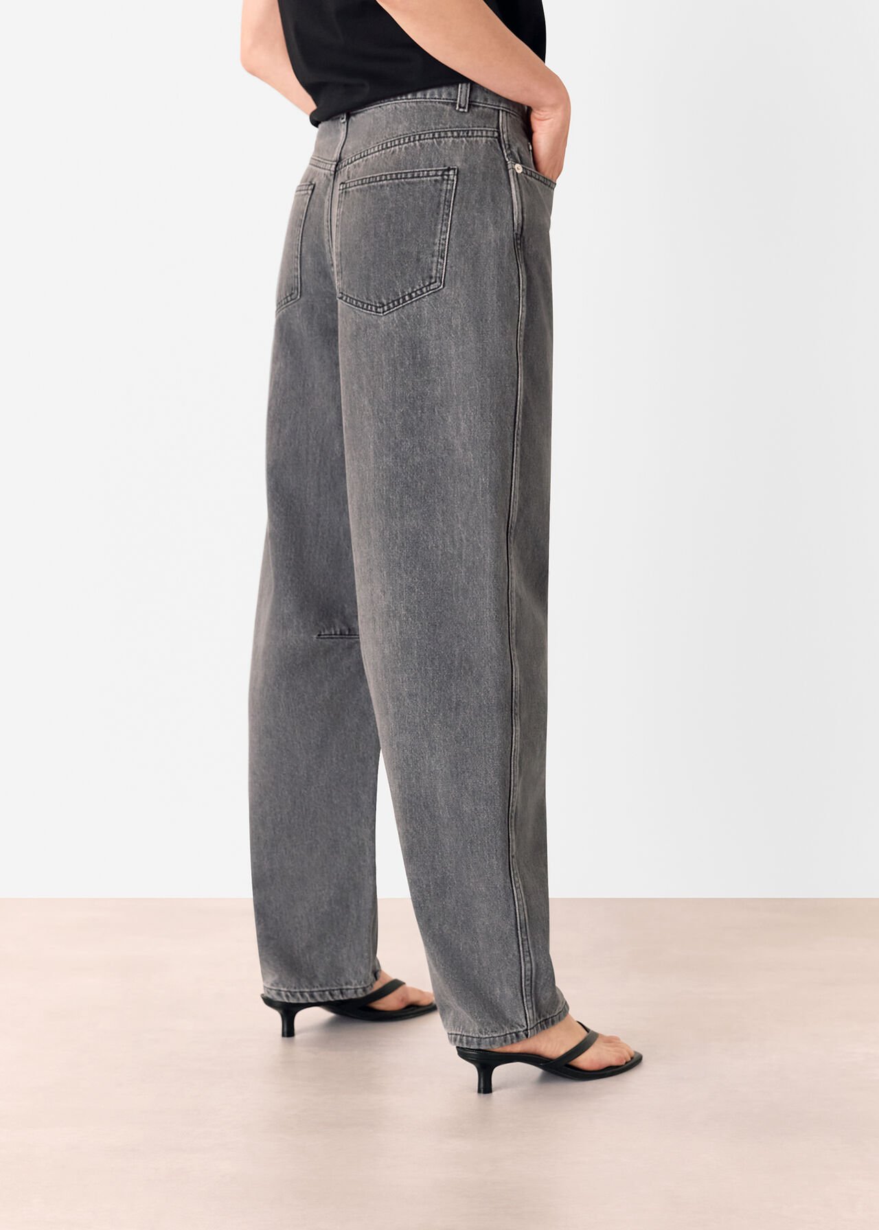 Horseshoe Barrel Leg Jean