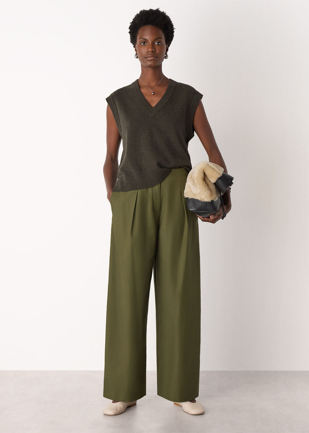 Pleat Front Barrel Trouser