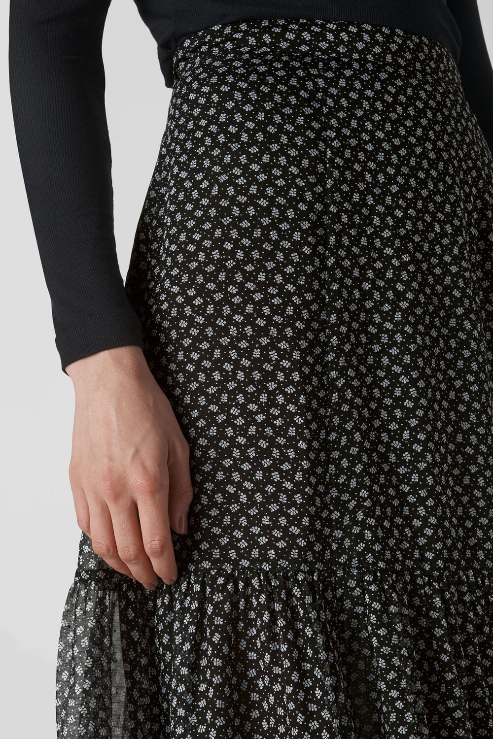 Almond Blossom Dobby Skirt Black/Multi