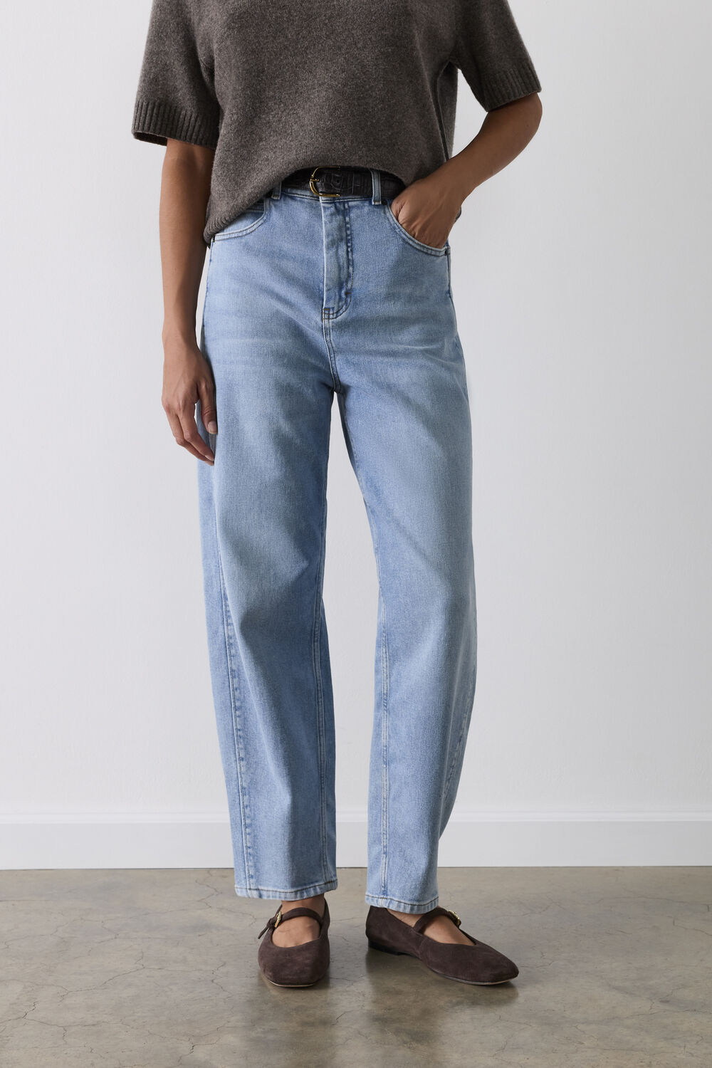 Light Wash Stretch Barrel Leg Jean