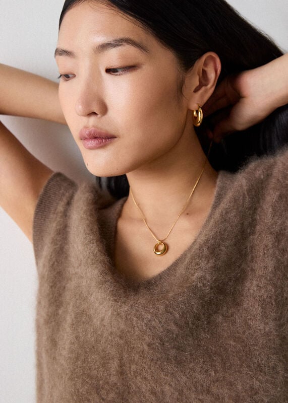 Gold Curved Pendant Necklace
