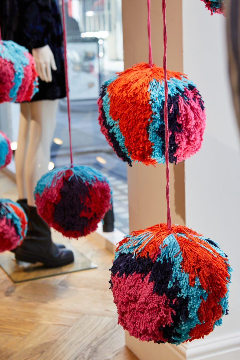 How to Make Pom Poms Out of Yarn {Have Fingers of Envy!}