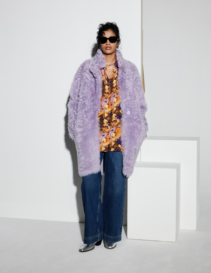 Woman wear jean ans a purple coat
